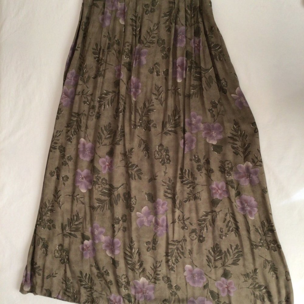 Sag Harbor - Light green skirt with lavender flowers and darker green foliage - Picture 4 of 9